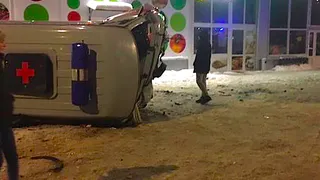 УАЗ скорой помощи получил сильный удар и перевернулся в Шилове