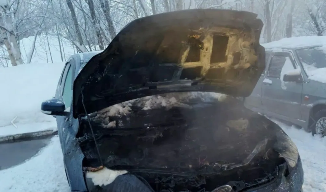 В Коми произошли пожары в машине и квартире, спасатели эвакуировали 20 человек