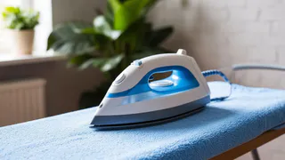 Не придётся идти в магазин за новым утюгом: подошва перестанет пачкать и зажёвывать ткань — вощёная бумага поможет вам сотворить волшебство