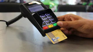 Порвать в клочья или сжечь: почему сразу стоит уничтожать чеки из супермаркета