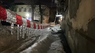 Горожане опасаются ледяных сосулек в центре Рязани