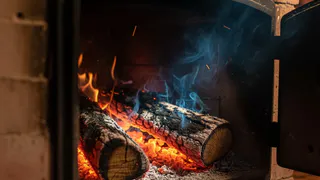 Топлю печку третий год с одним «вечным поленом» - сократил расход дров в три раза. Умельцы в деревнях лишь так и делают