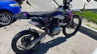 В Чебоксарах пьяный подросток с подругой на питбайке влетел сразу в три автомобиля