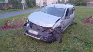 Ночью во Владимире опрокинулась легковушка на клумбу у жилого комплекса «МИР»