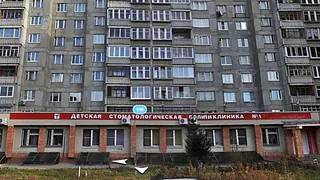 Мусор на крыше детской стоматологии возмутил рязанцев