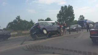 В Рязани на Северной окружной Volkswagen повис на тросе - комментарии ГИБДД