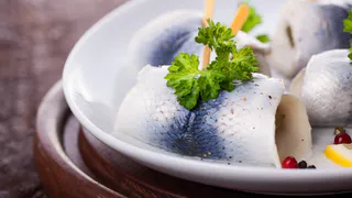 Как почистить селедку быстро и без костей - запомните раз и навсегда