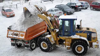 В Нижнекамске ликвидируют последствия ночного снегопада