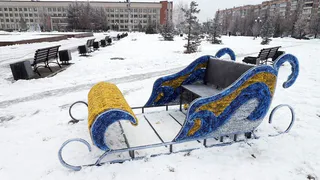 Магнитогорск окунулся в новогоднюю сказку: на центральной площади появились сани Деда Мороза