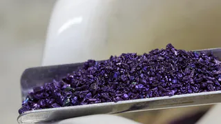 Эффективное очищение: как сочетание марганцовки и мыла может спасти вашу одежду