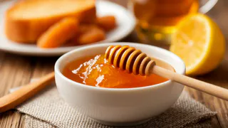 После 55 память подводит? Академик Микулин советовал простой утренний ритуал с мёдом