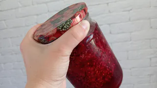 Тётя покупает в Светофоре свинину, клубнику, делает и продаёт тушенку, варенье: на вырученные деньги дом в деревне купила