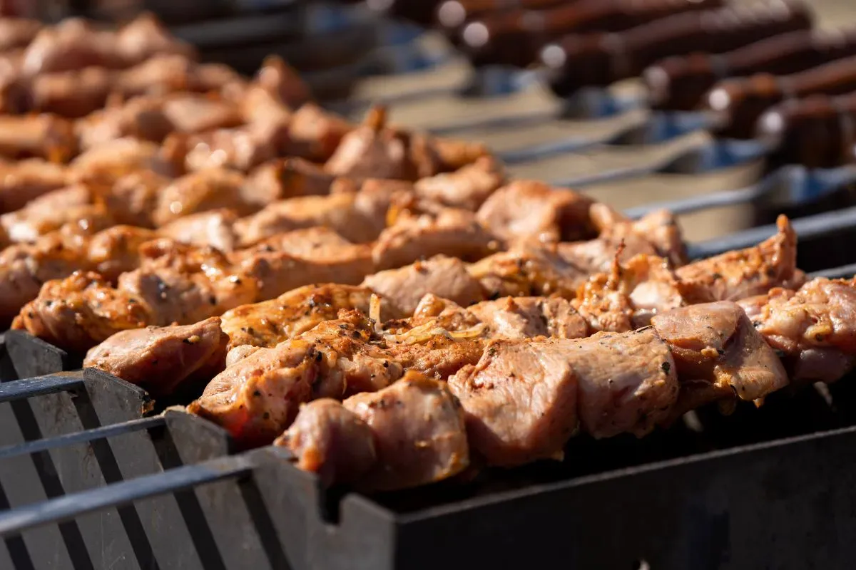 Шашлык "Мираторга" проверили по правильной методике, нарушений не выявлено