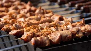 Шашлык "Мираторга" проверили по правильной методике, нарушений не выявлено