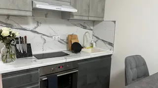 Не плитка и не ПВХ-панель: вот как сделать трендовый фартук на кухне - дизайнеры пляшут от радости