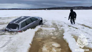 В одном из районов Коми иномарка провалилась под лёд