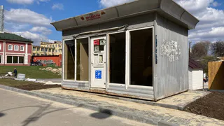 Дизайнерское решение? На Лыбедском бульваре установили старый павильон