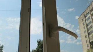 Тяжелый пациент: в Минздраве рассказали о состоянии шестилетней девочки, выпавшей из окна