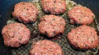 Котлеты станут сочными и вкусными: опытный повар раскрыл один ингредиент, который есть у каждого