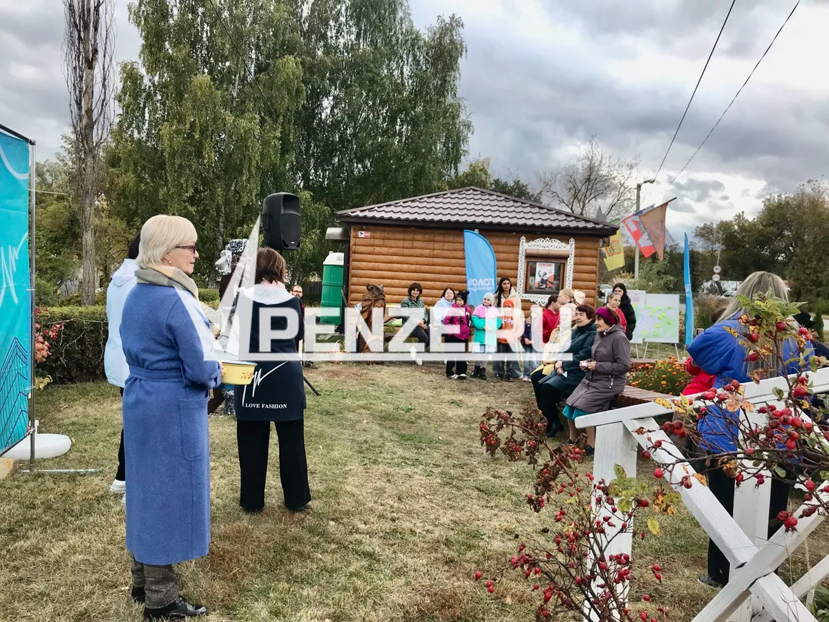 Юбилей ахунского теремка сувениров супруги Небесные отметили посадкой деревьев для нового сквера и чаепитием с самоваром