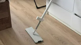 1 ложка на ведро воды - и полы можно не мыть неделями: поверхности сверкают, словно зеркало