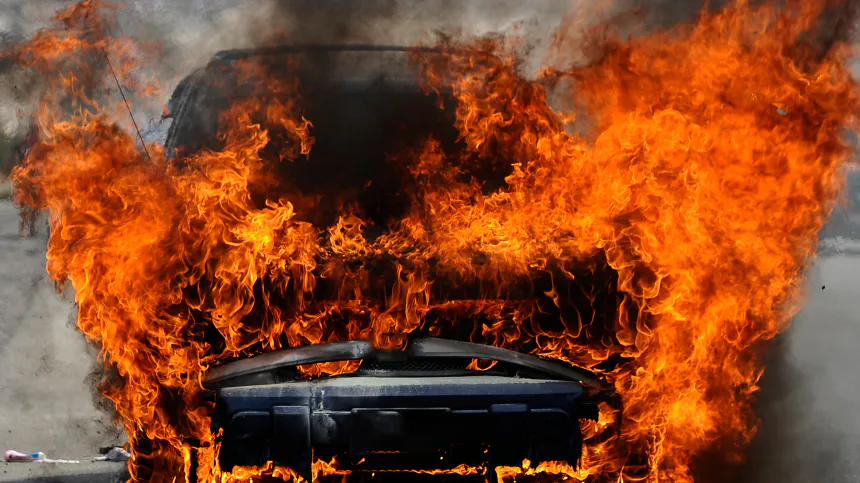 30-летний житель Кузнецка поджег автомобиль, которая мешала ему гулять