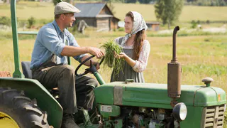 Соседи крутили пальцем у виска, а теперь завидуют: как семья из глубинки зарабатывает на обычных сорняках