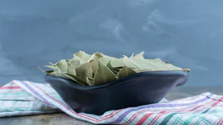 Теперь держу лавровый лист под ковриком у входа в дом: вот какая от этого польза – эффект заметите сразу