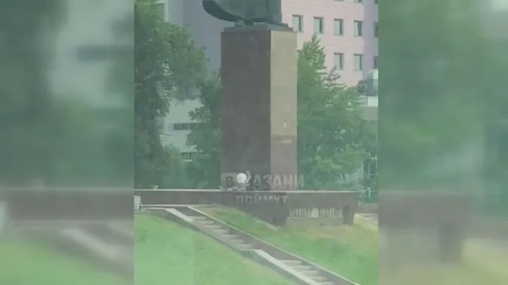 В Казани парень с девушкой занялись сексом прямо в центре города