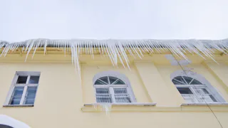 Рязанец пожаловался на опасные сосульки в районе Радиоуниверситета