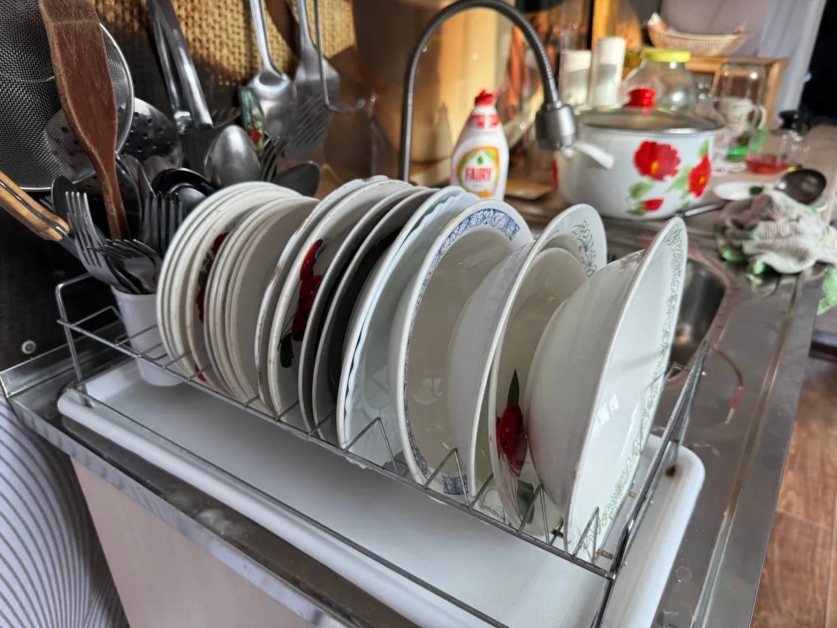 Сушилка больше не понадобится: тренд этого года освобождает кухню от хаоса и освобождает много свободного места