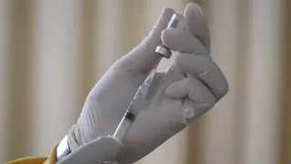 «Коснется всех». В России начинается «подчищающая» вакцинация населения