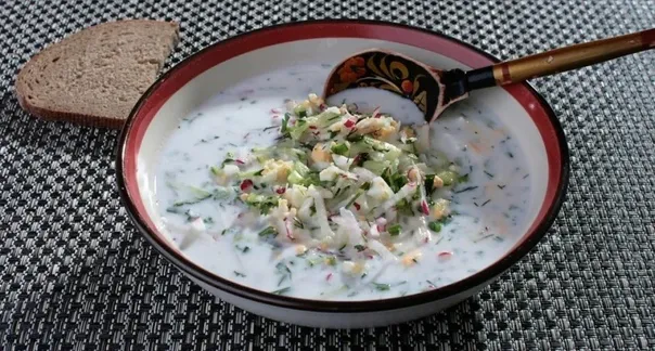 Не квас, и не кефир: в деревнях окрошку заливают только этим — вкус сногсшибательный и освежает
