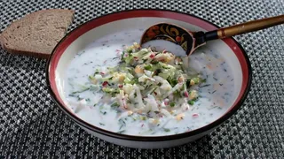 Не квас, и не кефир: в деревнях окрошку заливают только этим — вкус сногсшибательный и освежает