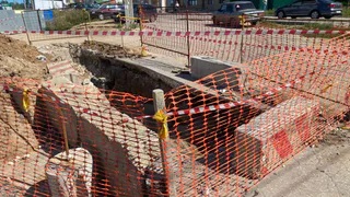 Пока жареный петух не клюнет: траншею в Дашково-Песочне, в которую упал мальчик, огородили