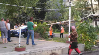 На Полевой бетонный столб упал на Хендай