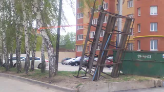 В Рязани огромный кусок железа висит на тросе