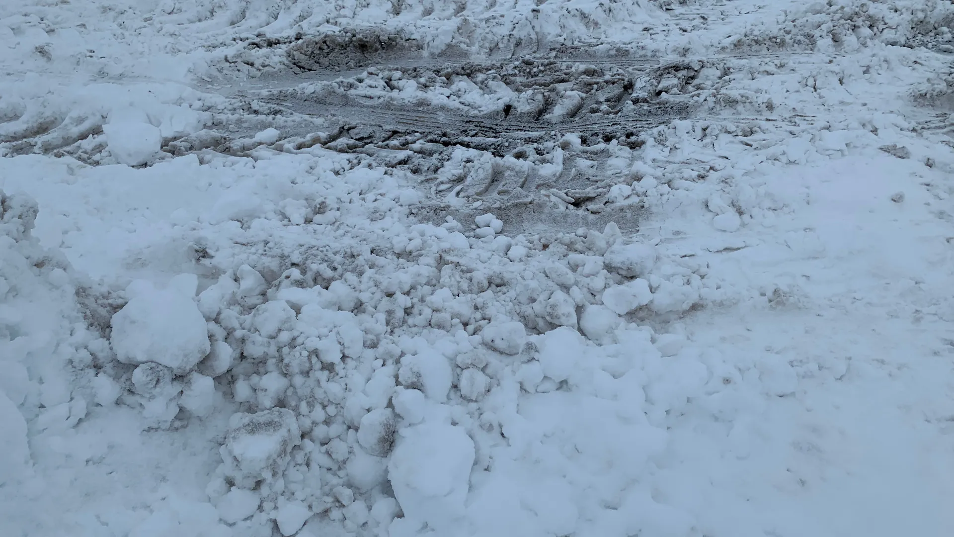 В Пензенской области жители вновь жалуются на сваленный на проезжей части снег