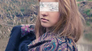 Полина Волкова слушает голоса близких людей, записанные на диктофон