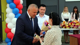 Александр Богомаз и Валентин Суббот вручили ключи от квартир Брянским сиротам