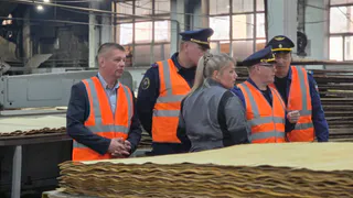 Представители власти и следственных органов проверили лесопромышленный комплекс в Коми