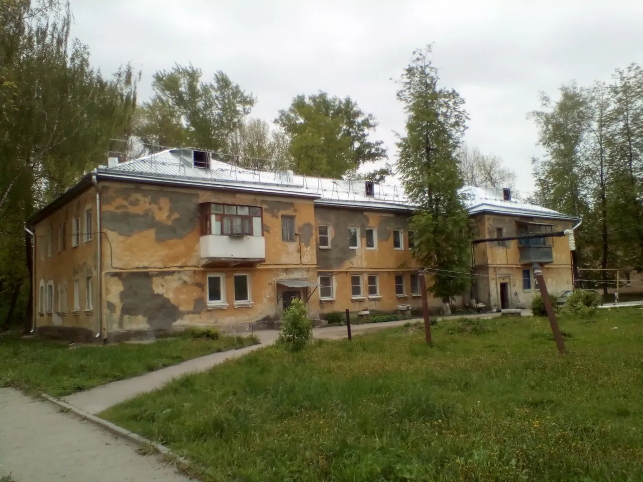 Капремонт по-рязански: аварийным домам в Строителе сменили крышу