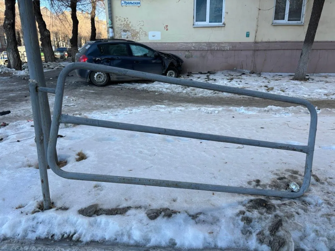 В Магнитогорске автомобиль врезался в дом после ДТП на перекрестке Карла Маркса и Уральской