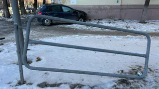 В Магнитогорске автомобиль врезался в дом после ДТП на перекрестке Карла Маркса и Уральской