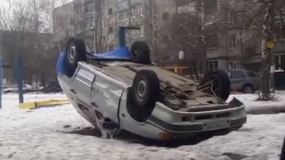 Новый уровень парковочных войн? В Рязани засняли перевернутую машину