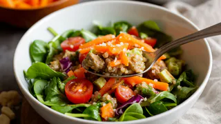 Почему нельзя оставлять ложку в салате, когда ставишь на стол - запомните раз и навсегда