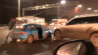 На Приокском мосту столкнулись легковушка и внедорожник