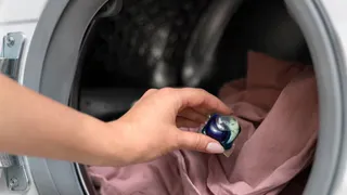 Что лучше отстирывает вещи: порошок, гель или капсулы. Рассказываем о плюсах и минусах каждого средства