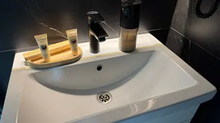 От засора в раковине - простой трюк: мудрый сантехник подсказал, как решить проблему за 3 минуты