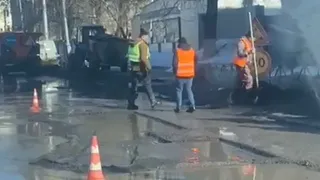 Век технологий: на Новой рабочие укладывают асфальт в лужи